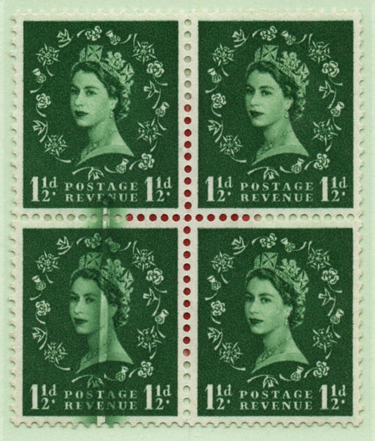 GB QEII 1955 1½d Green Blk of 4 showing Doctor Blade Error affecting 2 Stamps