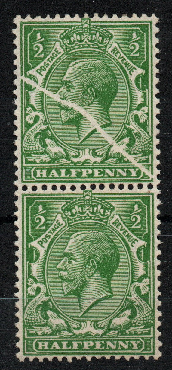 GB 1924 KGV SG418 ½d Green Vertical Pair with Natural Paper Crease U/M MNH